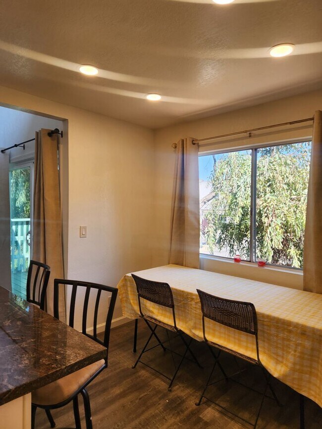 Building Photo - 4bd/2ba House w/ Bonus Kitchenette