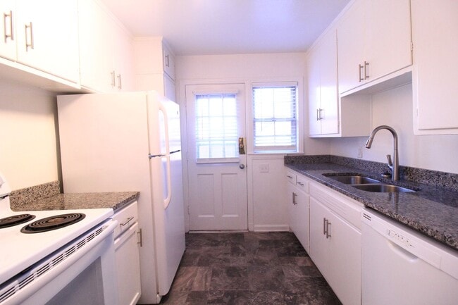 Building Photo - January FREE On This 2 Bedroom 2 Bath Duplex In The Waldo Area