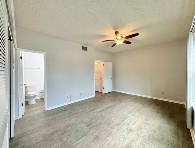 Building Photo - Ground Floor Condo - Park Lake