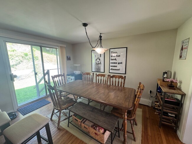 Building Photo - Spacious 3 bedroom 2.5 bathroom Duplex