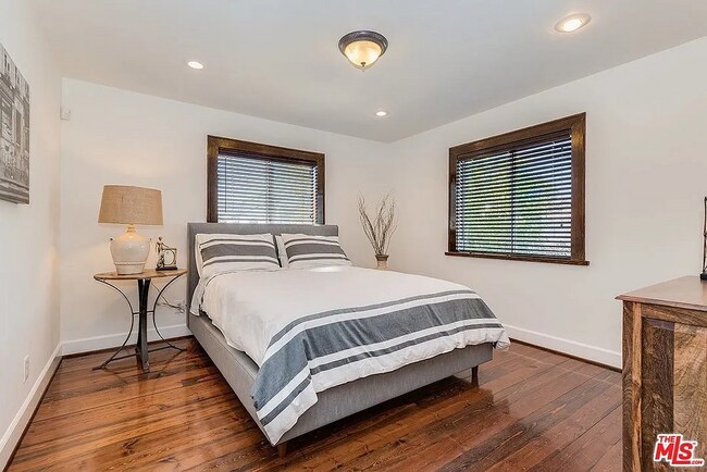 Building Photo - 835 N Sycamore Ave