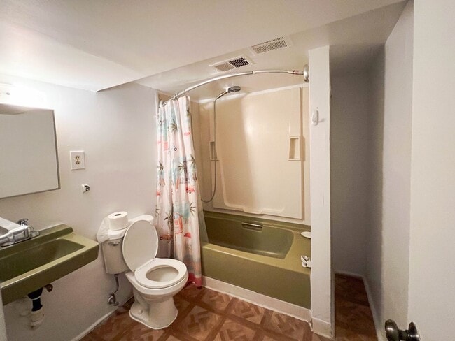Building Photo - 50's Rambler with 5 BR & 3 BA in One of th...