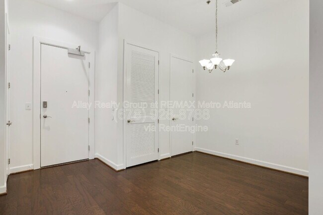 Building Photo - 711 Cosmopolitan Dr NE