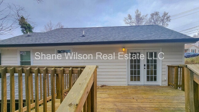 Building Photo - Beautiful 3 bed/ 2 bath home!! Newly remodeled with all updated appliances. Fenced in back yard!!