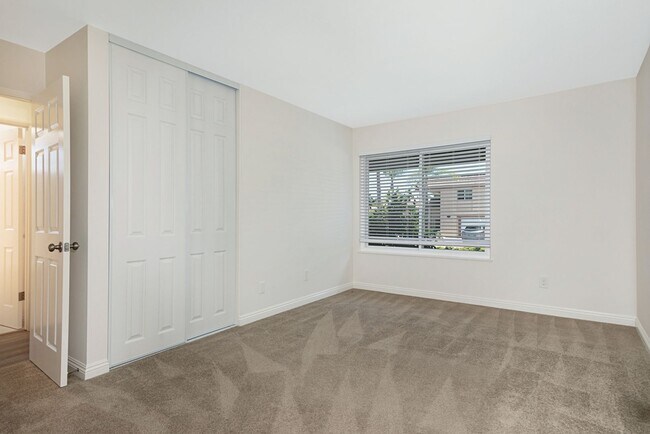 Building Photo - Beautiful & Large Home in Quiet Gatewood Hills - Private Backyard - 2-Car Garage