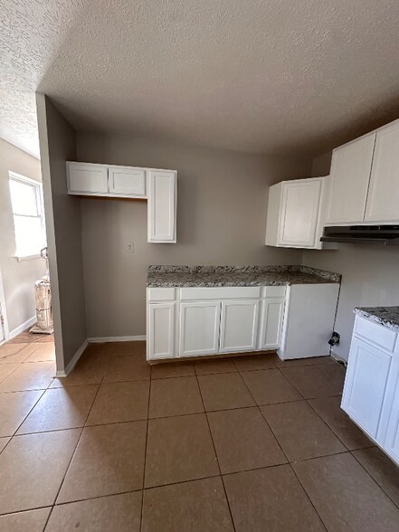 Building Photo - 150 E Blue Jay Rd