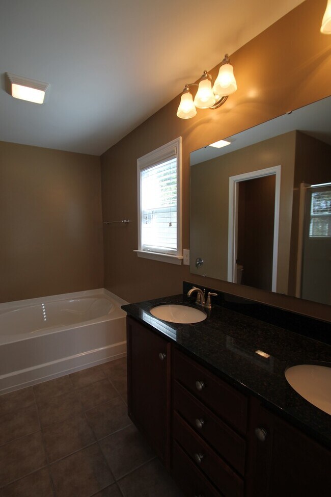 Building Photo - 1112 Jasmine Dr