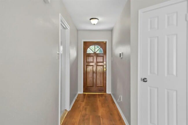 Building Photo - 2035 Woodhue Dr