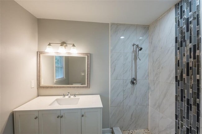 Building Photo - 257 Barfield Ave SW