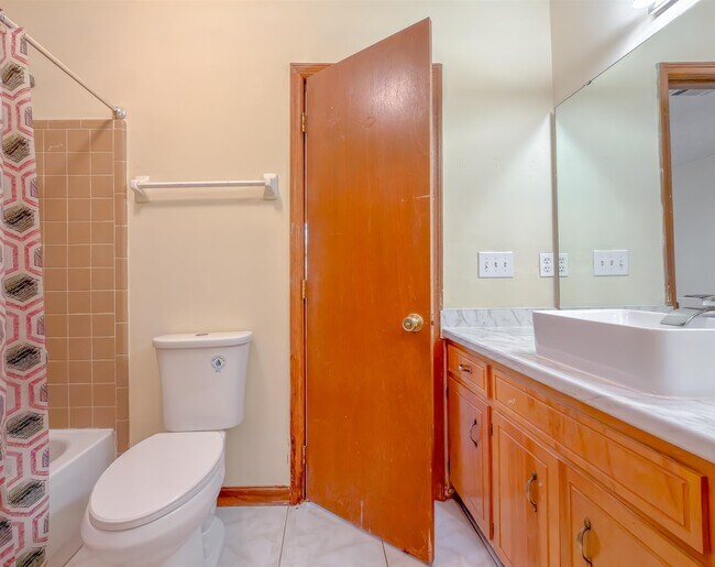 Building Photo - 1104 Greentree Ct