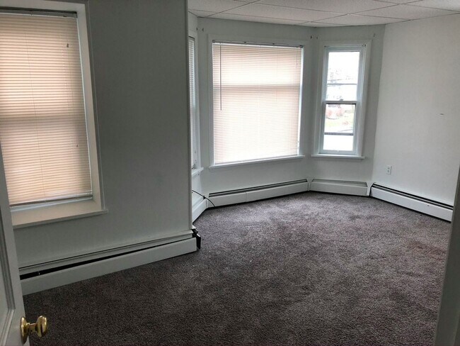 Building Photo - 153 Main St