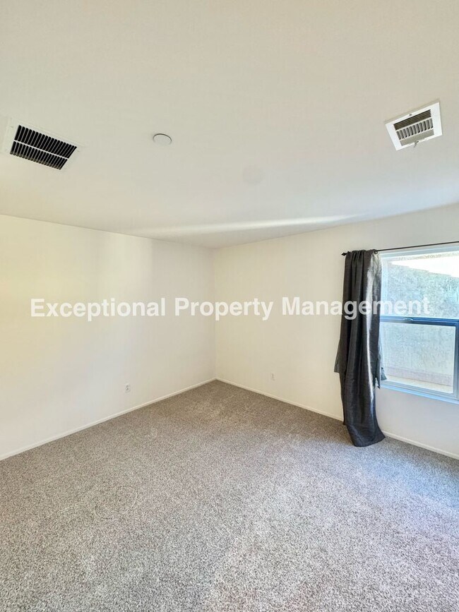 Building Photo - Read to move in 4 bedroom 3 bath home with a den