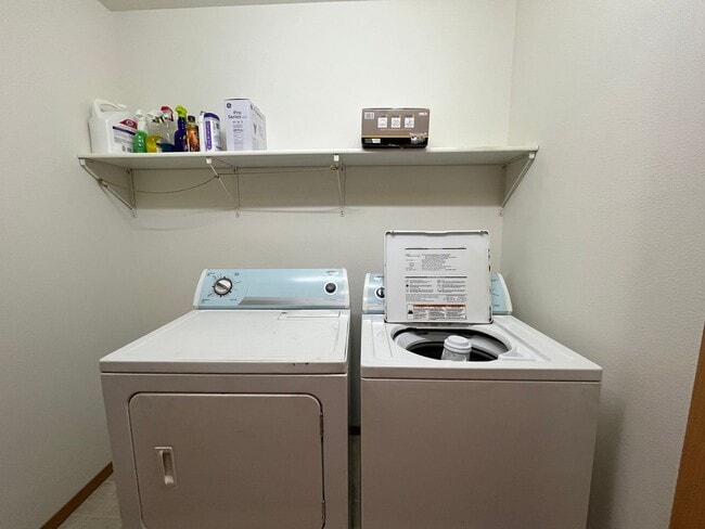 Building Photo - Dog friendly, 3 bedroom home in Aurora