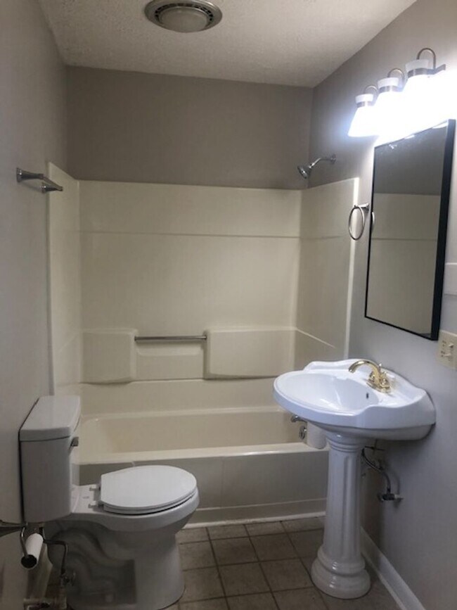 Building Photo - 3-bedroom 1 bath brick home $1395