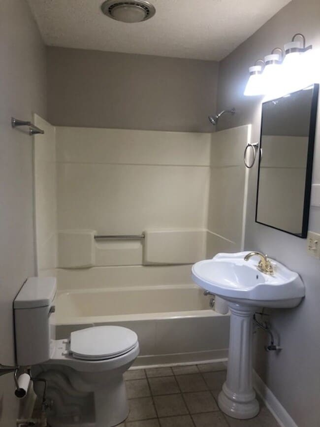 Building Photo - 3-bedroom 1 bath brick home FOR SALE or RENT