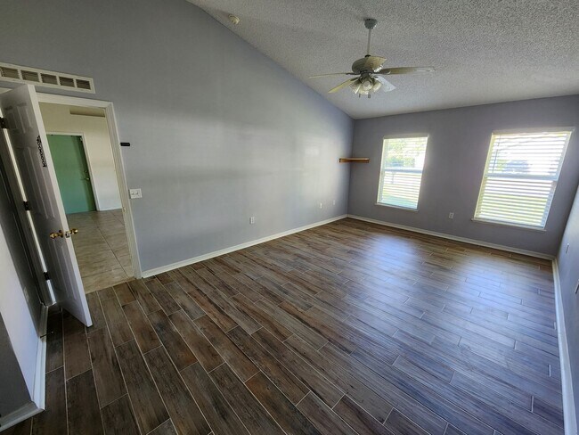 Building Photo - Spacious 4 Bedroom, 2 bath home