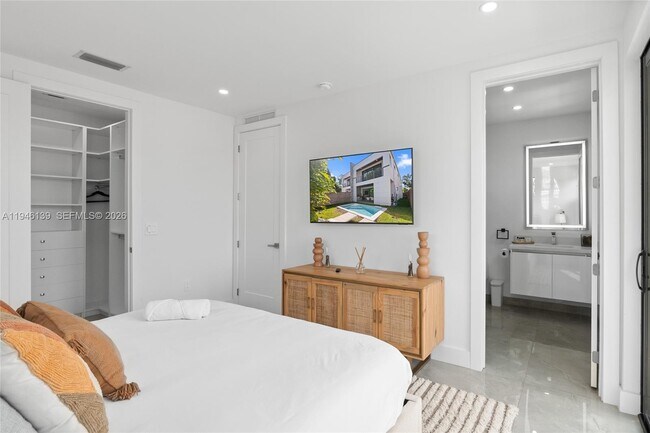 Building Photo - 325 SW 16th St