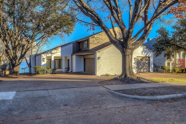 Building Photo - 8402 Columbia Dr