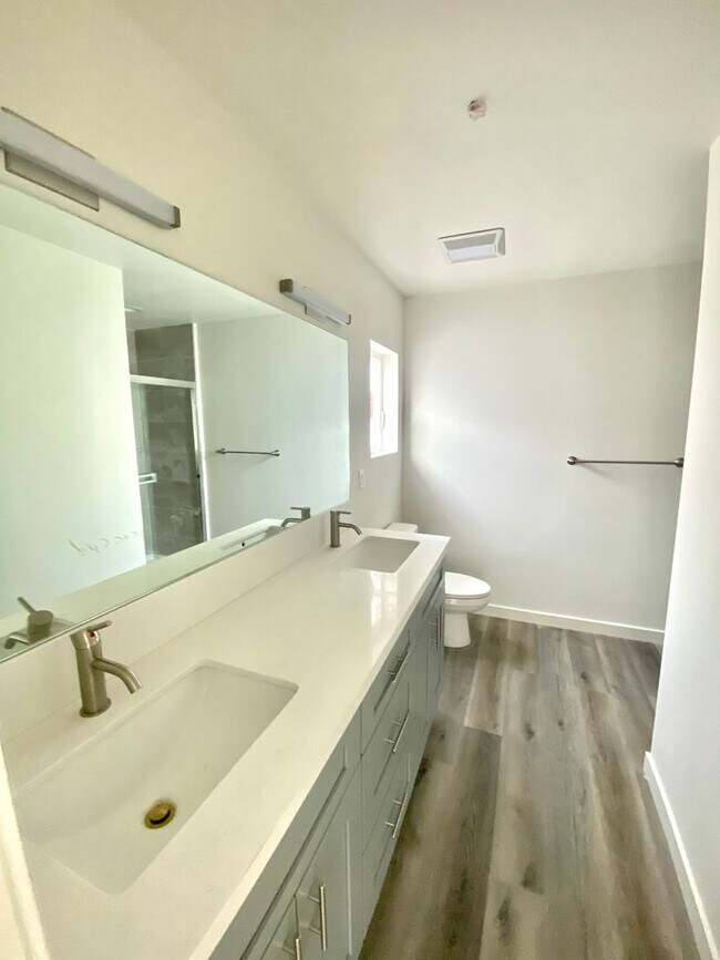 Building Photo - 2409 1/2 Ridgeley Dr