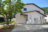 Building Photo - Great pet friendly townhome with private p...
