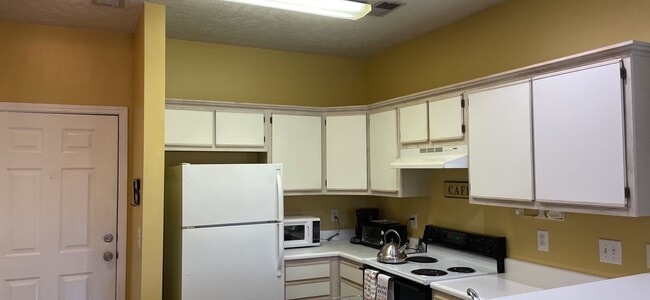 Building Photo - Special! First month free! Updated 2 bedroom/2 bath condo in River Oaks