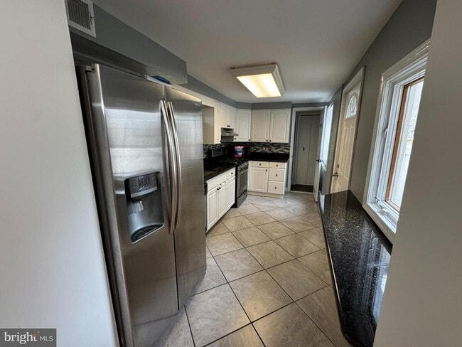 Building Photo - 1008 Stiles St