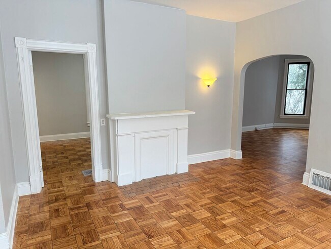 Building Photo - 920 S Jackson St