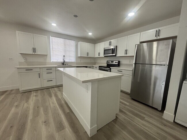 Building Photo - Fully remodeled and spacious 2 bed/2 bath with a den available- Las Vegas