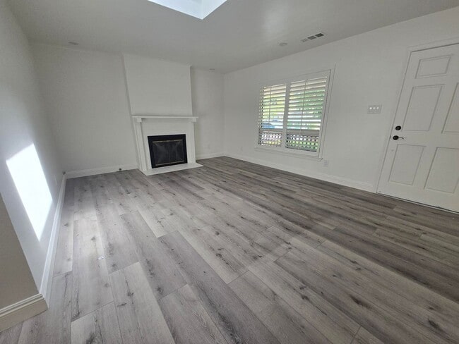 Building Photo - Inviting 3-Bed/2-Bath Home - Menlo Park