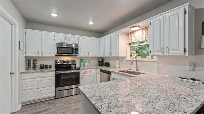 Building Photo - 9 E Elvendon Dr