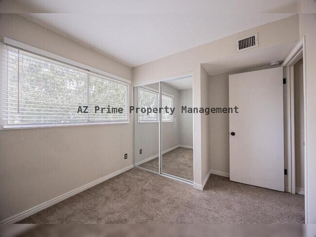 Building Photo - 225 N Standage