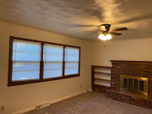 Building Photo - 3 Bed, 1 1/2 Bath, 1 Car Garage, Fenced Yard!