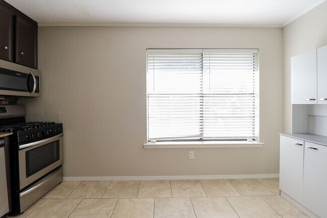 Building Photo - This Beautiful Home by Hunter Park is Wait...