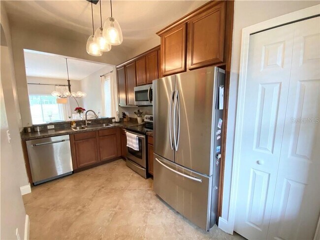 Building Photo - SUPER LOCATION FOR THIS 2 story 3 bdrm TOWNHOUSE!!