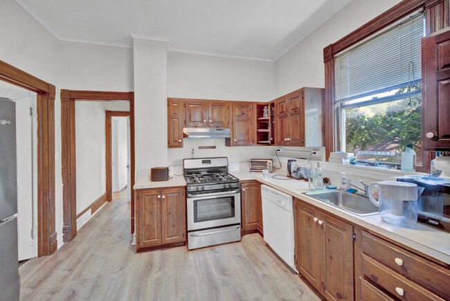 Building Photo - 2142 Maple Ave