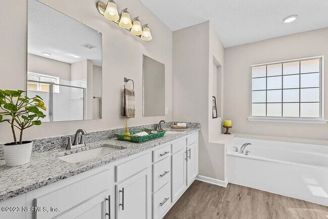 Building Photo - 3 Bedroom 2 Bathroom in Oakleaf Plantation