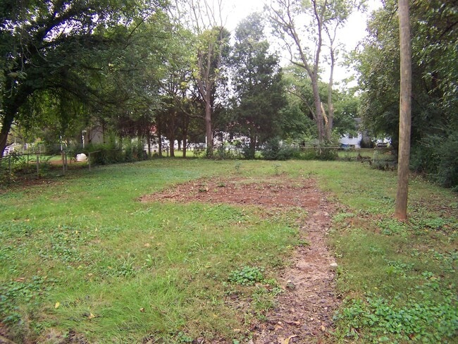 Building Photo - 2 BR off Nathan Hunt
