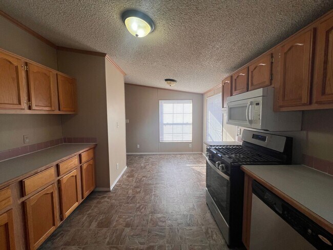 Building Photo - Spacious 5 Bedroom, 3 Bath Home with finished basement – Near Merdian and Pawnee – Available Now!