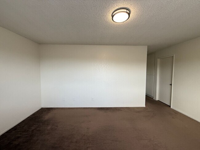 Building Photo - Quail Meadows Upstairs Condo