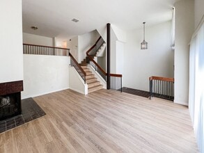 Building Photo - Beautifully Updated 3 Bed, 2.5 Bath La Jolla Townhome – Bright, Spacious, & Perfectly Located!