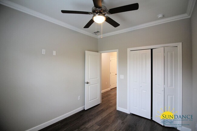 Building Photo - Custom Fort Walton Beach Townhouse in Gated Community!