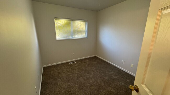 Building Photo - 3 Bedroom 2.5 Bath in West Jordan!