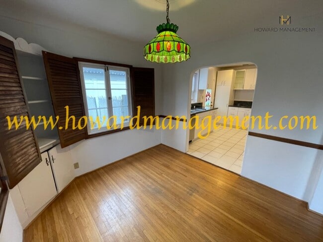 Building Photo - Beautiful home with large Den, hardwood floors, grassy backyard and dettached 2 car garage.