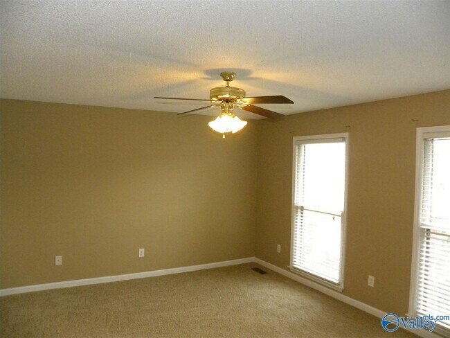 Building Photo - 102 Pam Cir