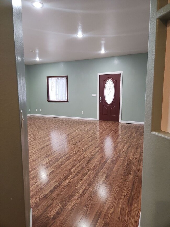 Building Photo - 3 Bed 2 Bath one story home