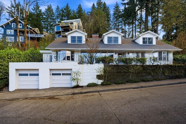 Building Photo - Three bedroom and Two Bathroom home in Portland Heights! Gourmet Kitchen and incredible natural L...
