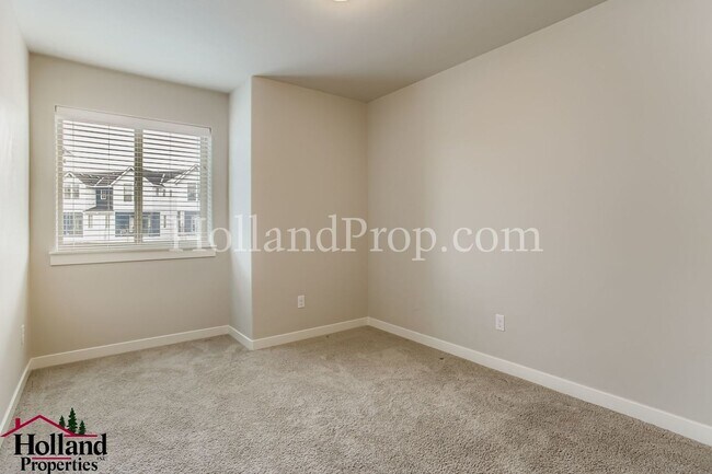 Building Photo - Beautiful Townhome with an Attached Garage in South East Hillsboro!