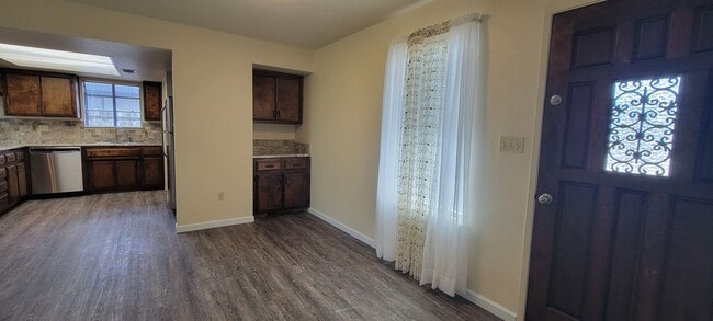 Building Photo - Newly Updated 3 Bdrm 2 Bath House Near Schools and Shopping, Corner of Shasta Pines and Mistletoe