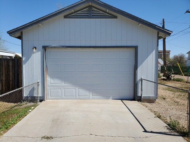 Building Photo - Single Family Home