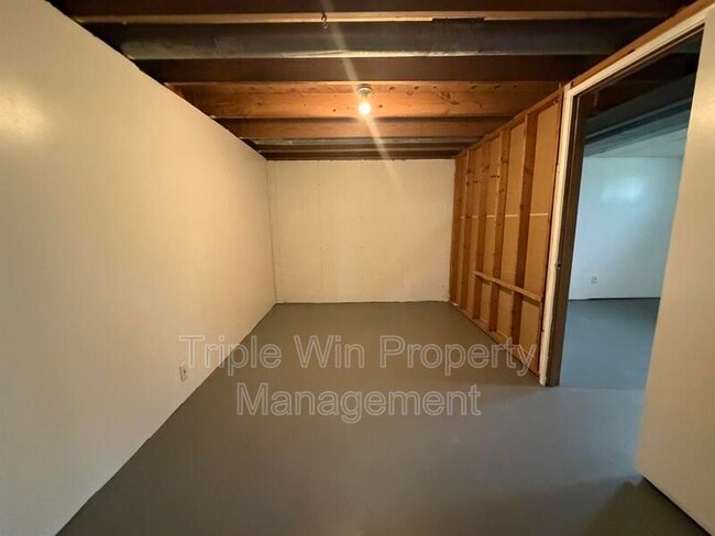 Building Photo - 2450 Jenkee Dr